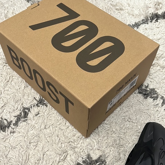 Yeezy 700 mnvn - Picture 9 of 9
